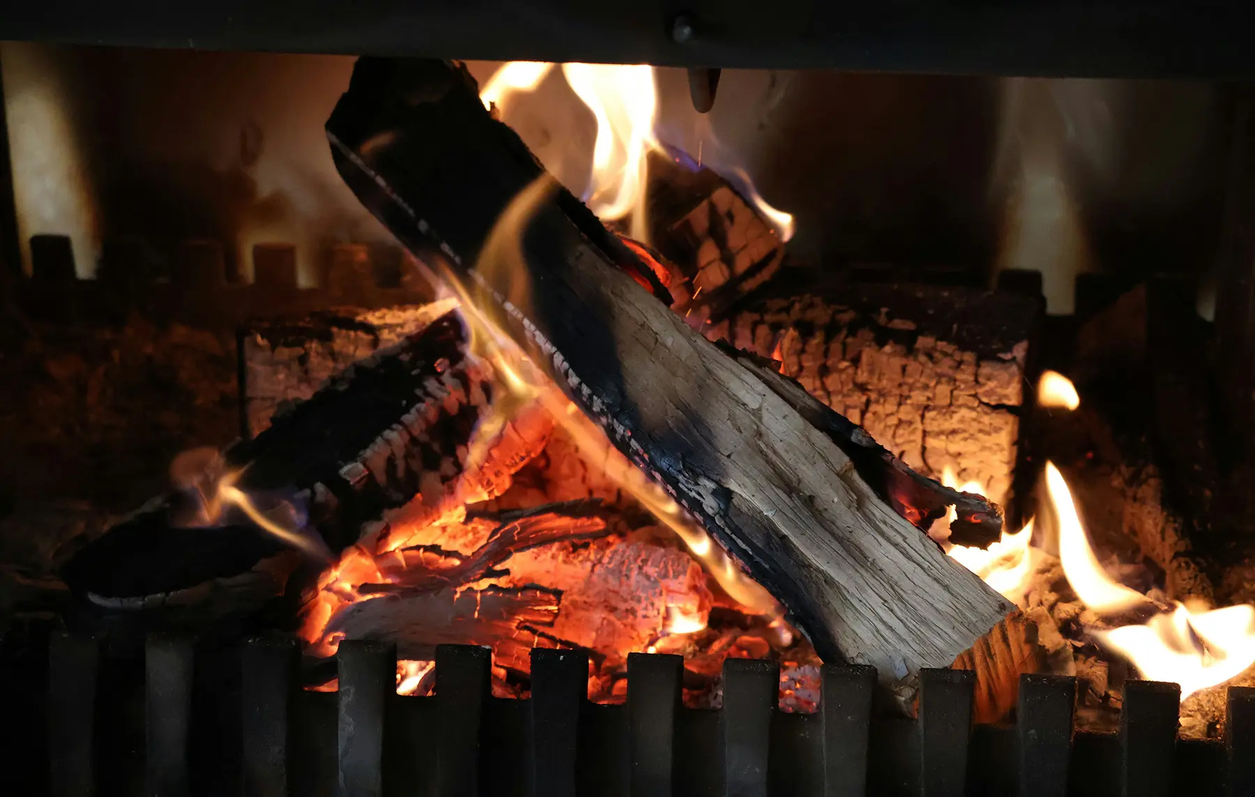Brennendes kammergetrocknetes Qualitätsholz mit leuchtend orangefarbenen Flammen schafft eine warme, gemütliche Atmosphäre in Ihrem Zuhause in Karlsdorf-Neuthard.